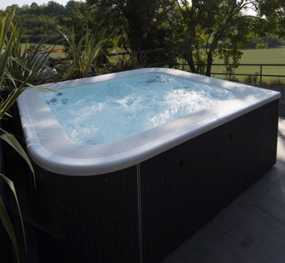 Jacuzzi Virtus postavitev na vrtu