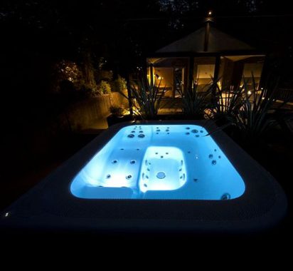 Jacuzzi Virtus postavitev na vrtu nočna