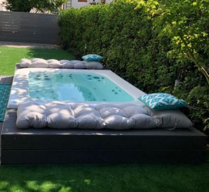 Jacuzzi Virtus postavitev pol poglobljenega na vrtu